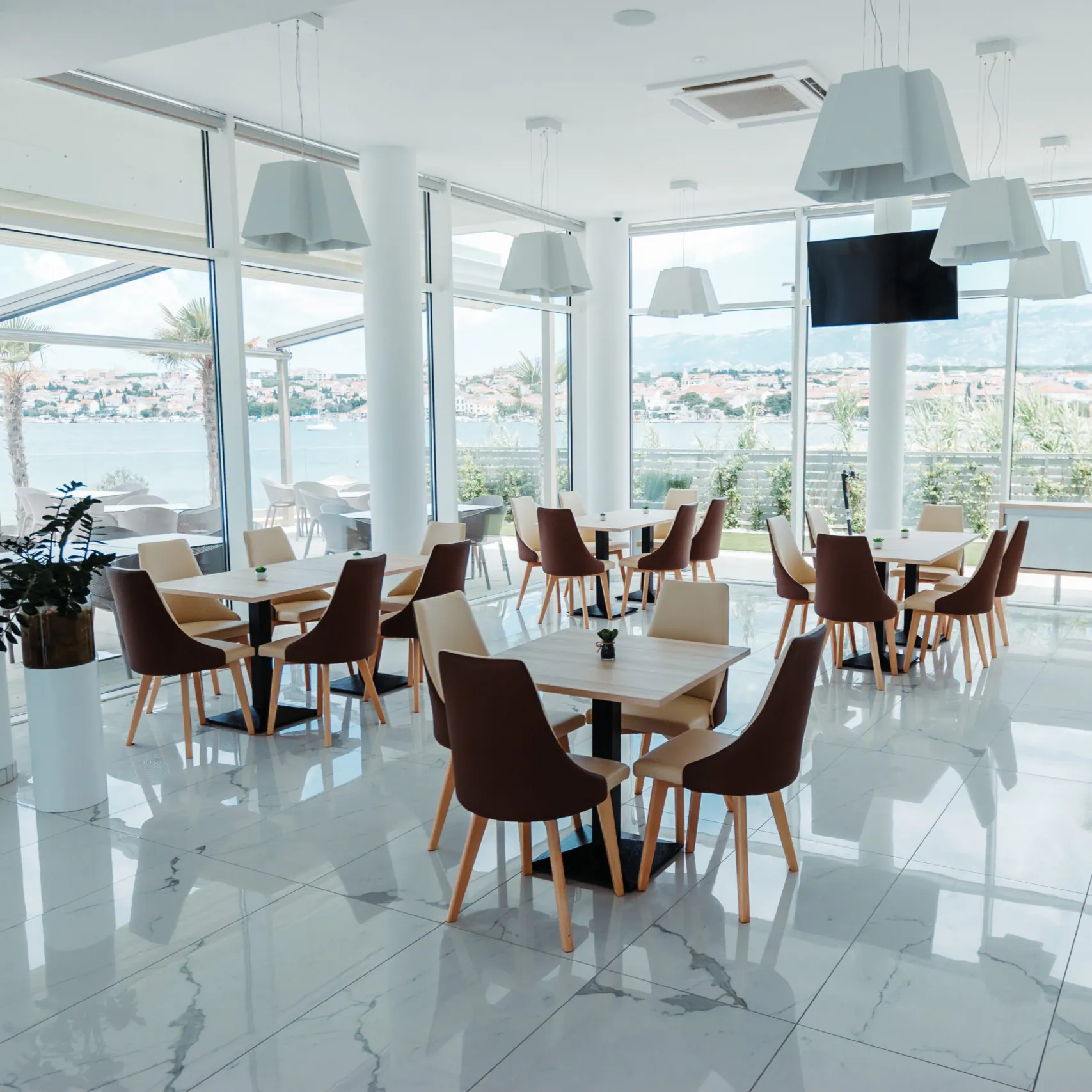 HOTELS & RESTAURANTS